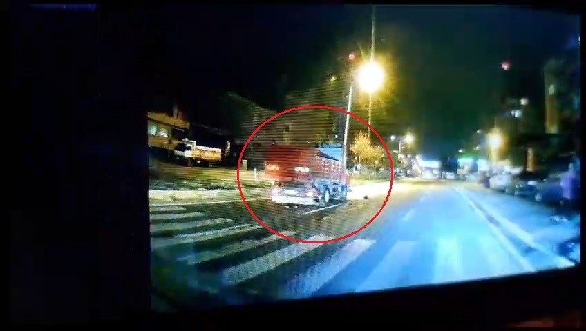 Kamyonet kazası araç kamerasına yansıdı