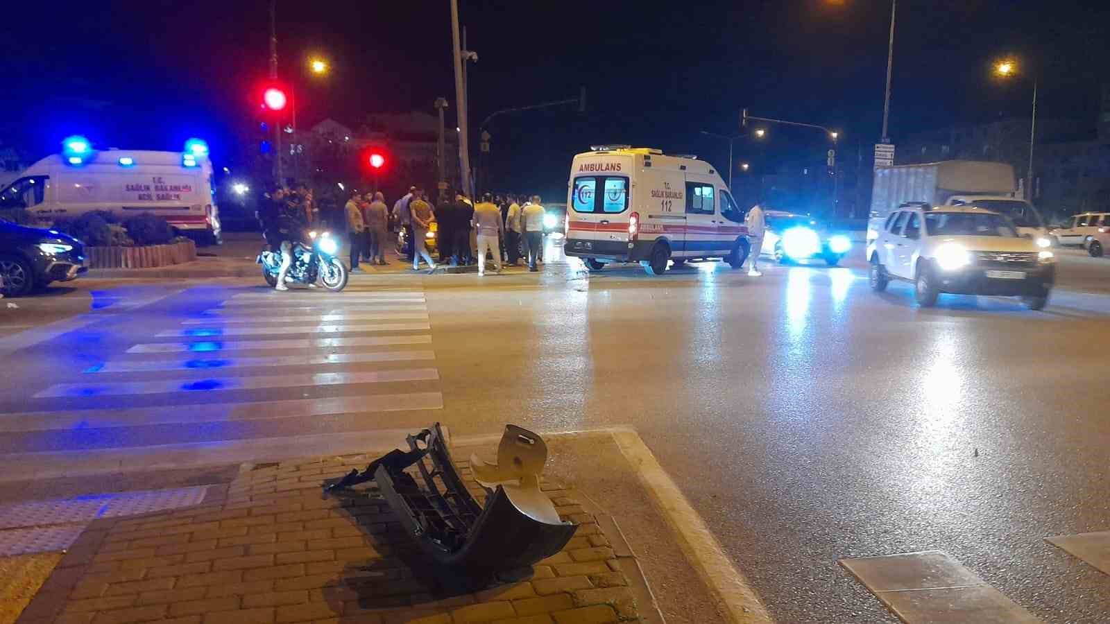 Kırmızı ışıkta geçen otomobil ticari taksiye çarptı: 6 yaralı