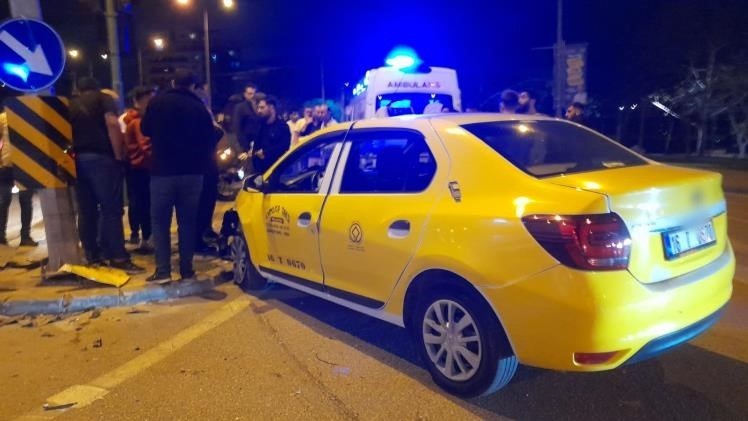 Kırmızı ışıkta geçen otomobil ticari taksiye çarptı: 6 yaralı