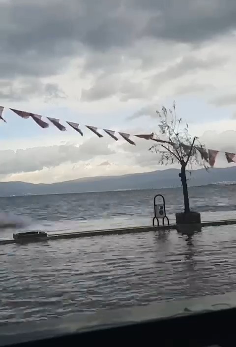 Bursa’da fırtına ve sağanak sebebiyle denizle karayolu birleşti