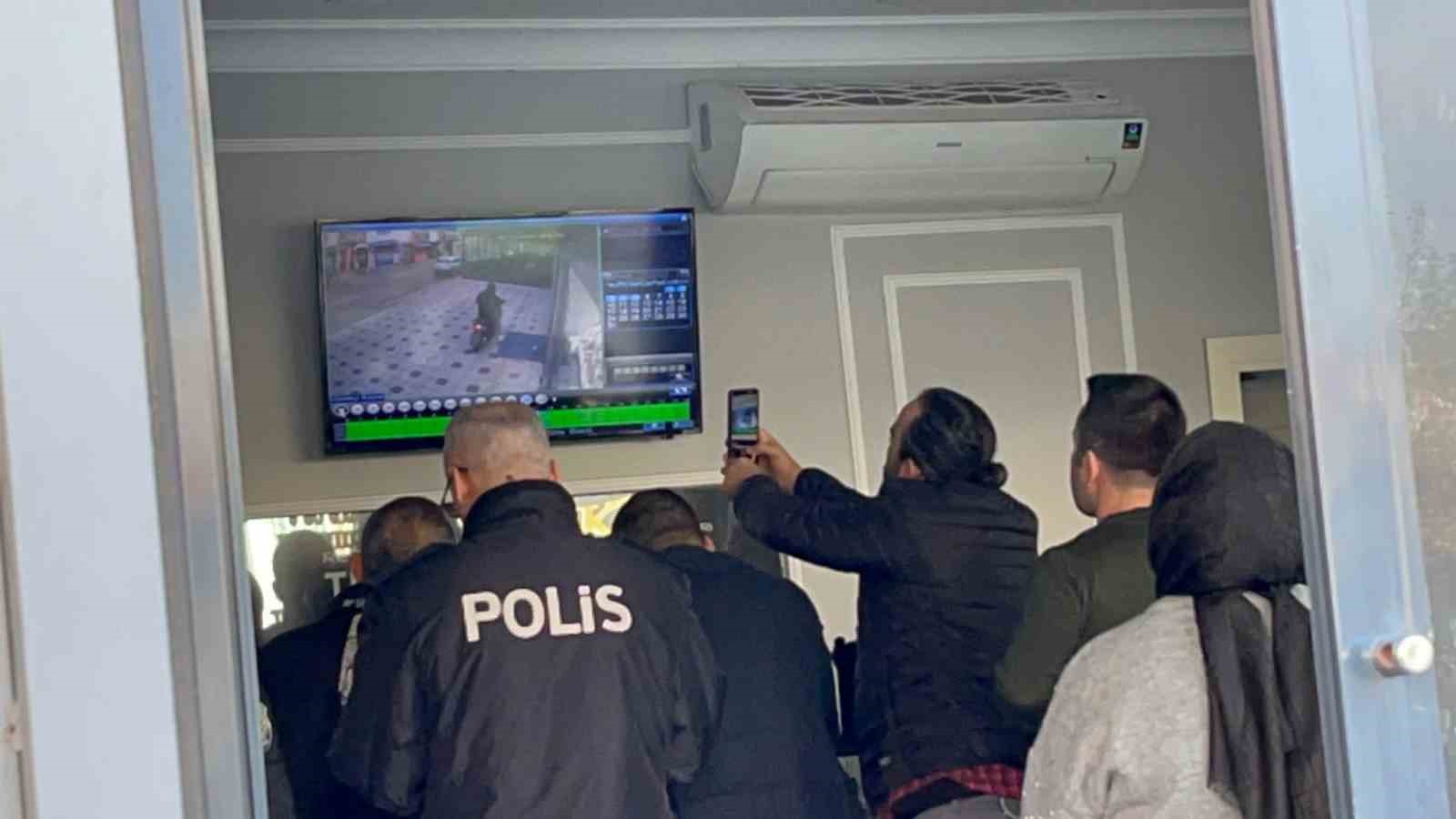 Bursa’da kar maskeli ve silahlı soyguncu kamerada… Polis ekipleri olayı böyle araştırdı