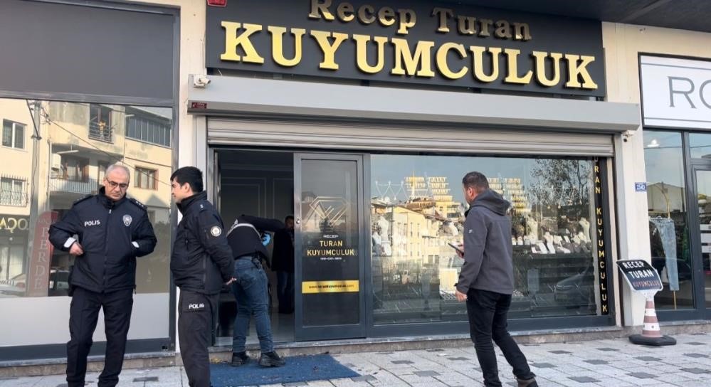 Bursa’da kar maskeli ve silahlı soyguncu kamerada… Polis ekipleri olayı böyle araştırdı