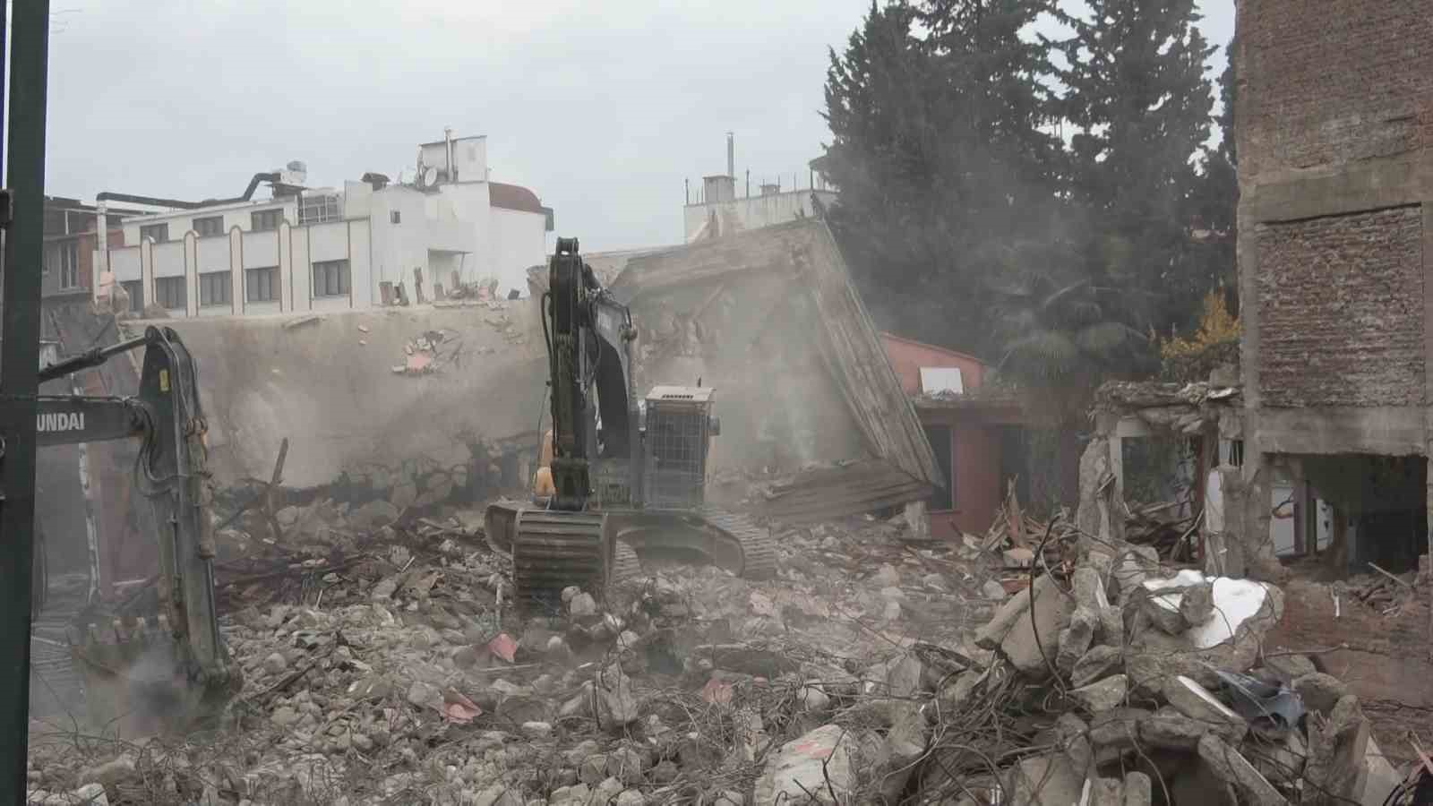 Bursa’daki deprem sonrası yetkililer harekete geçti, tarihi okul yıkılıyor
