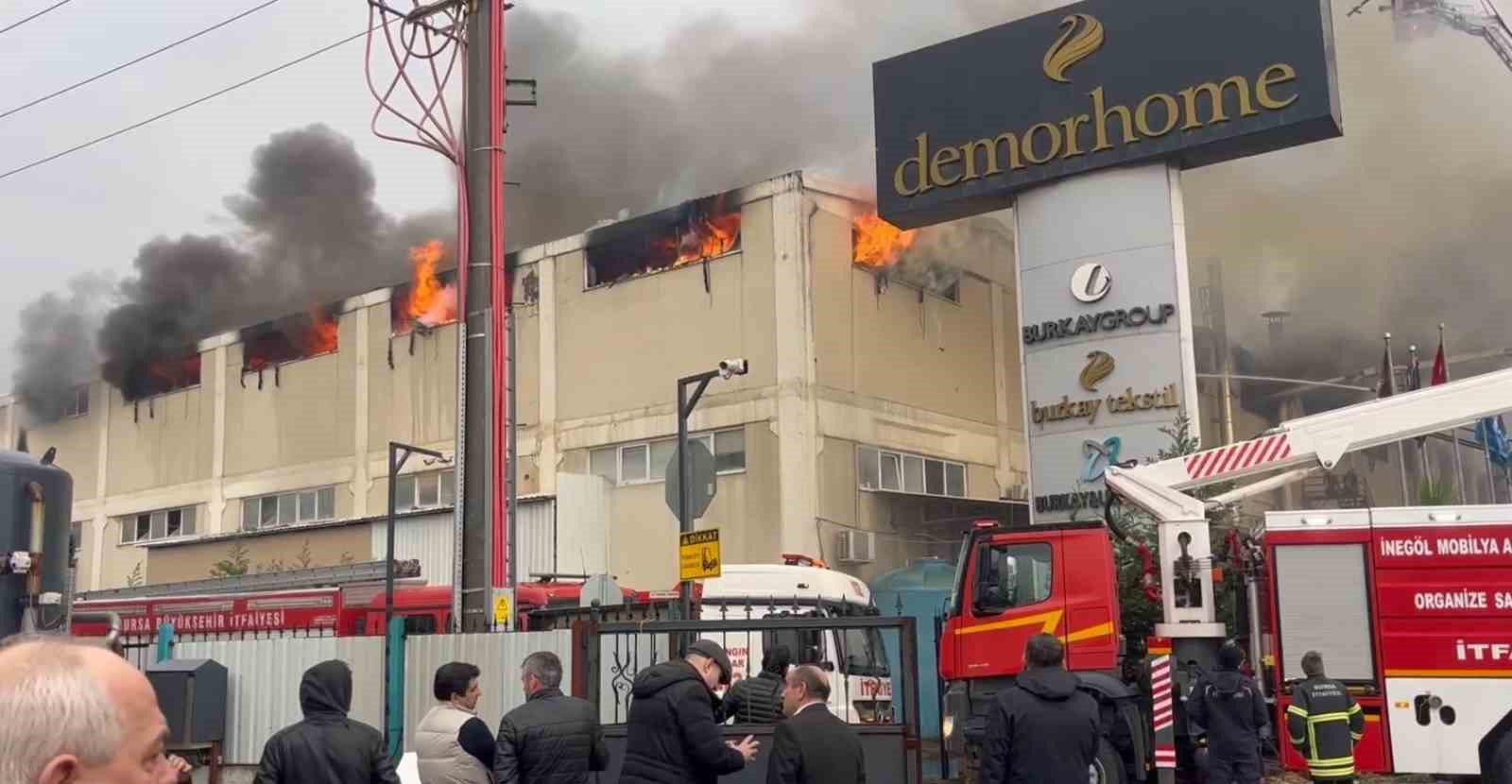 Bursa’da tekstil fabrikasındaki yangına 30 itfaiye müdahale ediyor