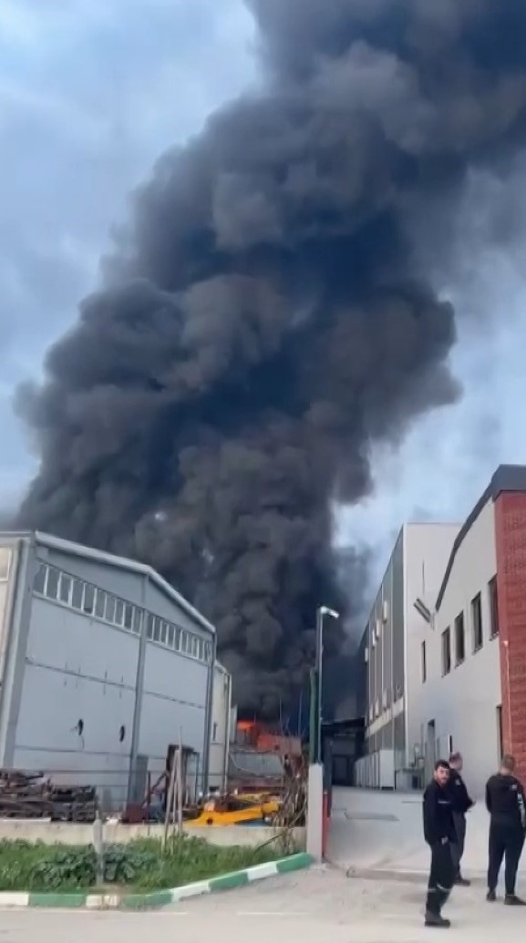 Bursa’da plastik toplama fabrikasında yangın