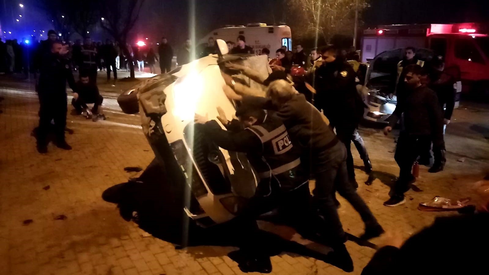 Bursa’da aralarında polis aracının da yer aldığı 3 araç zincirleme kazaya karıştı: 4 yaralı