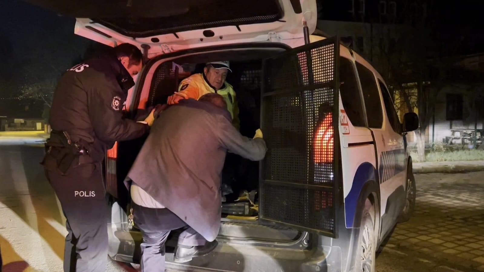 Polis ekipleri alkollü sürücüyü polis otosuna bindirmek için ter döktü