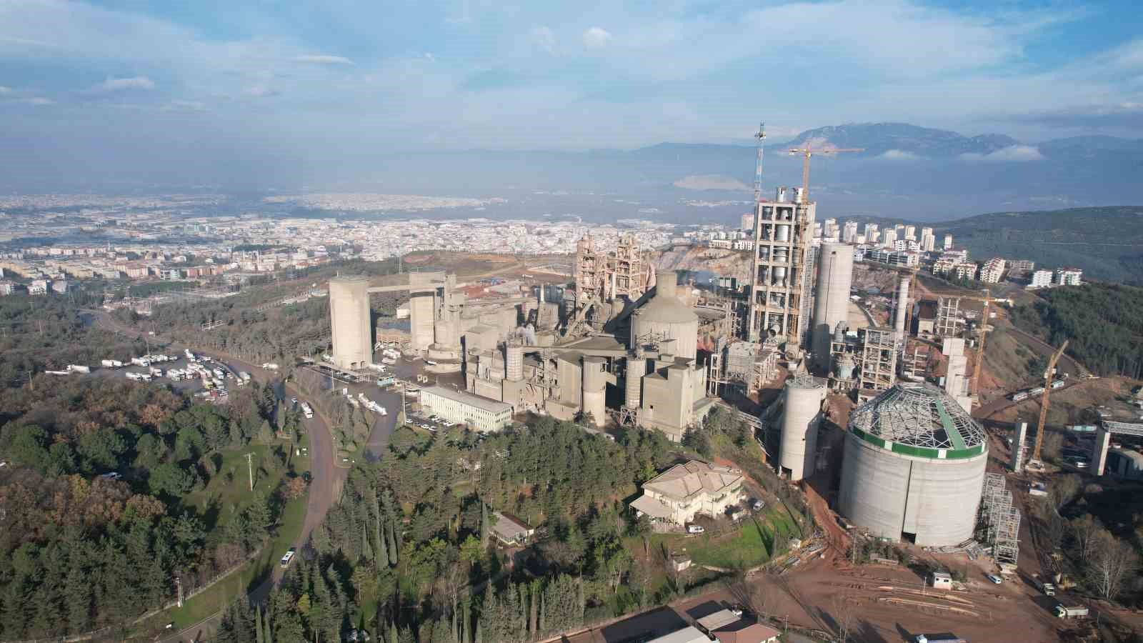 Bursa Çimento’dan gri dumanlar yükseliyor, şehrin hava kalitesi düşüyor