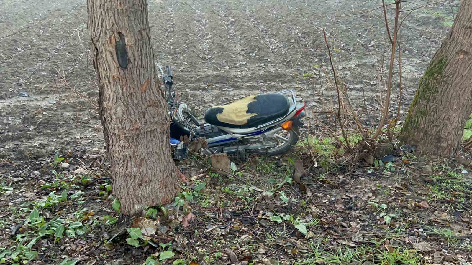 Devrilen direğe çarpan motosikletin sürücüsü yaralandı