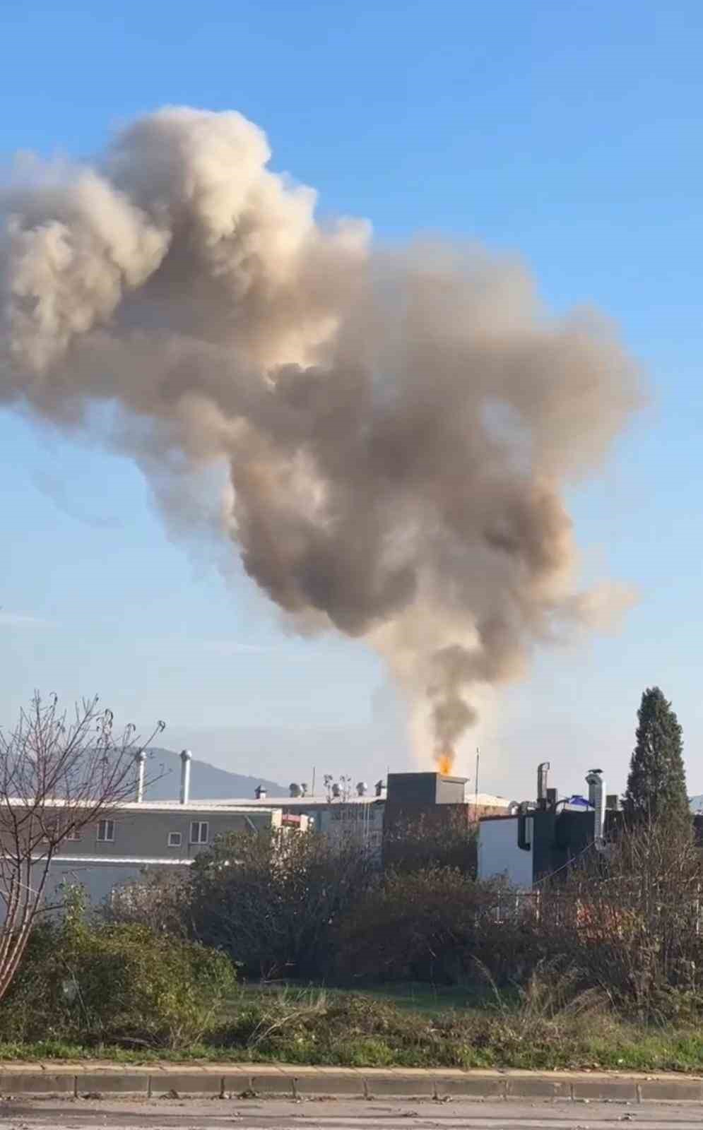 Bursa’da iş yerinin çatısı alev alev yandı