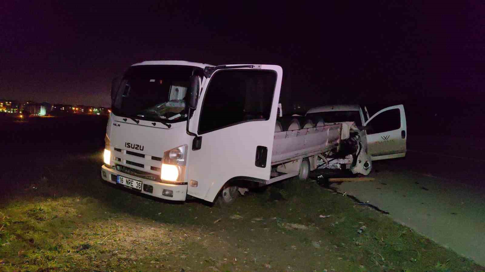 Bursa’da hafif ticari araç kamyonetle çarpıştı: 1 yaralı
