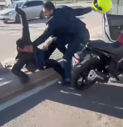 Bursa’da yol kavgası kamerada...Motosiklet sürücüsünü kaskıyla dövdü