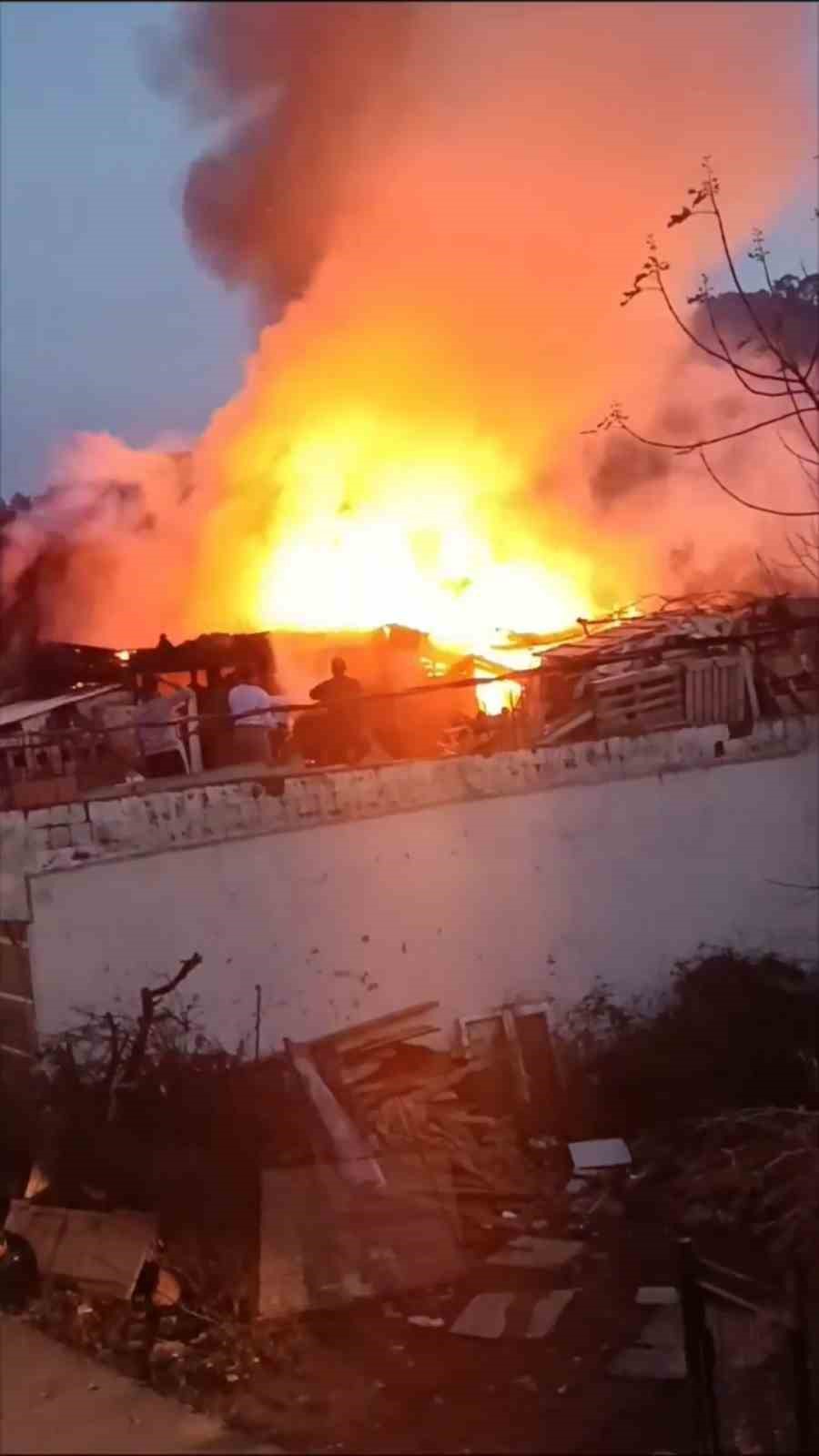 Evin çatısı alev alev yandı, mahalle duman altında kaldı