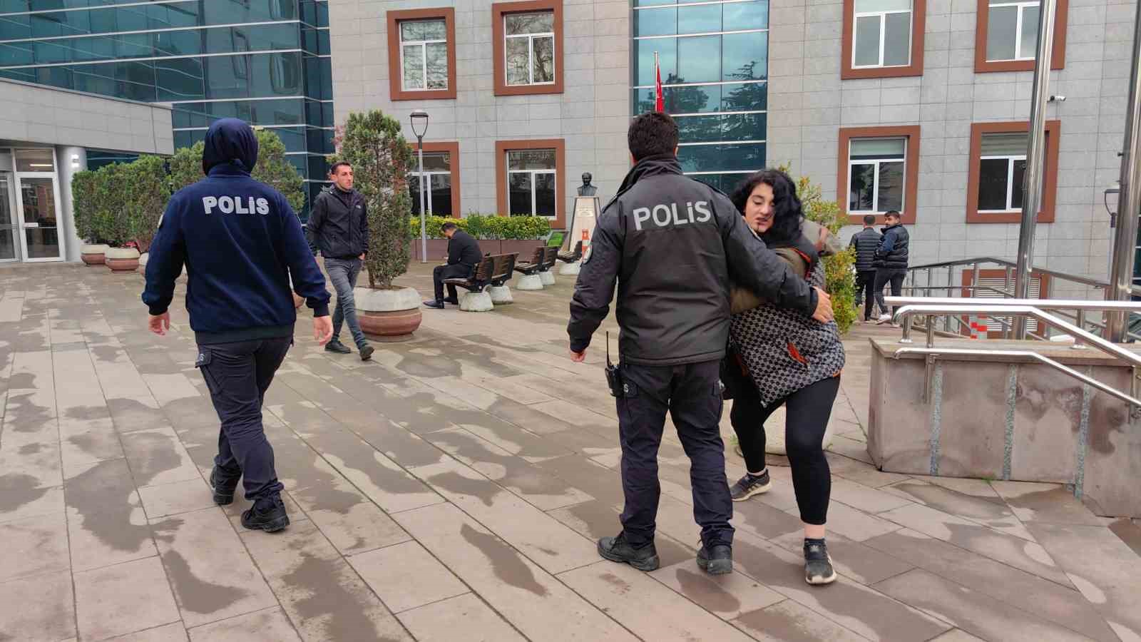 Tutuklanan hırsız gazetecilere saldırdı
