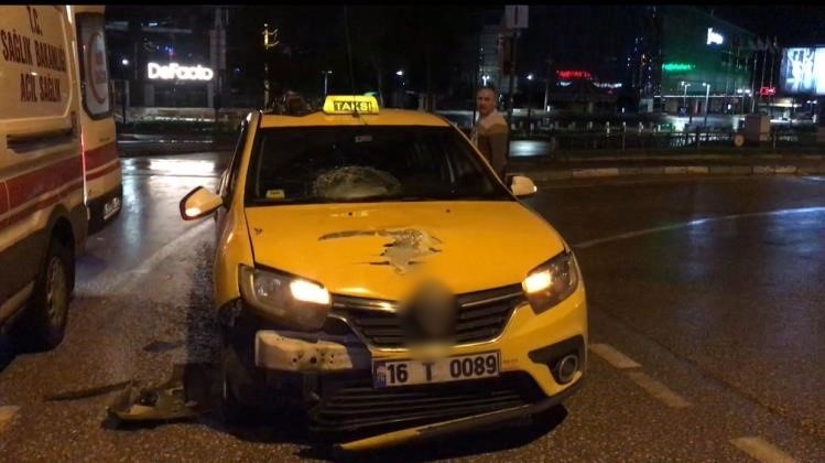 Yolun karşısına geçmeye çalışan şahsa ticari taksi çarptı: 1 yaralı