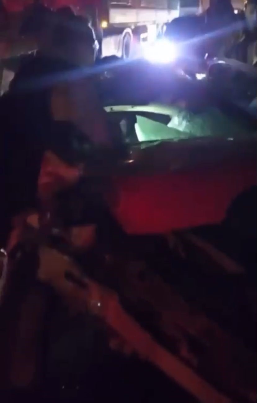 Bursa’da tıra çarpan otomobil hurdaya döndü...Sıkışan sürücü kurtarıldı