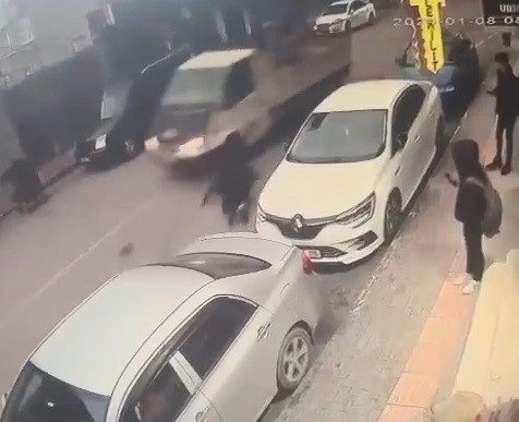 Bursa’da yolun karşısına geçmeye çalışan yayaya çarpan kamyonet kamerada