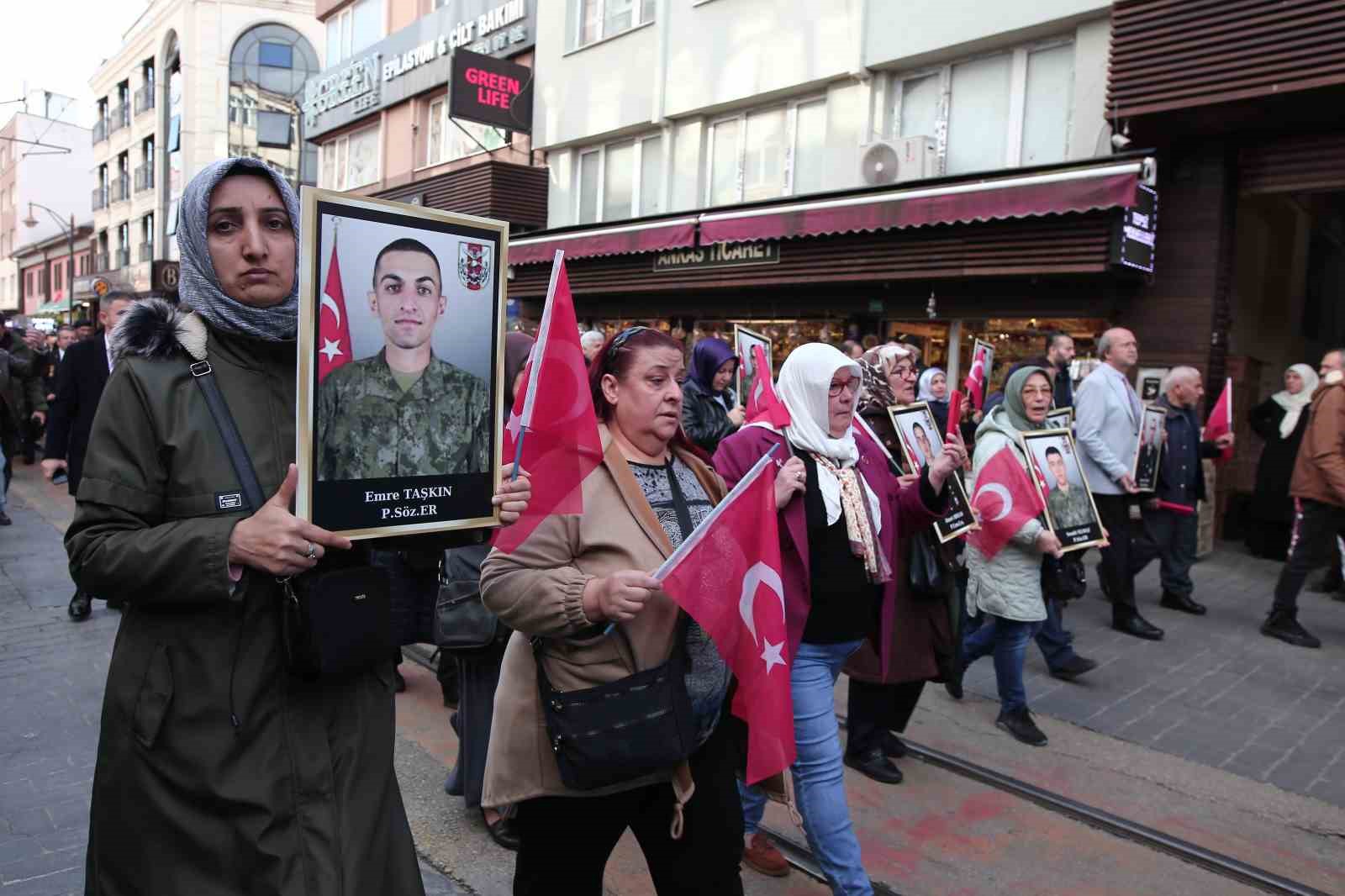 Bursa’da yüzlerce kişi şehitler için yürüdü