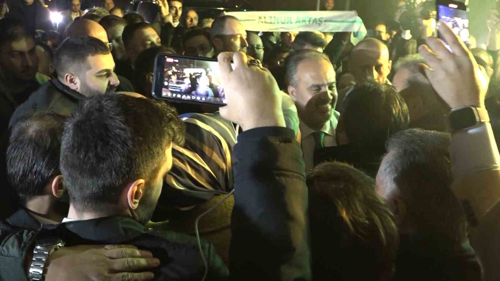 Bursa Büyükşehir Belediye Başkanı Aktaş, Bursa’da meşalelerle karşılandı