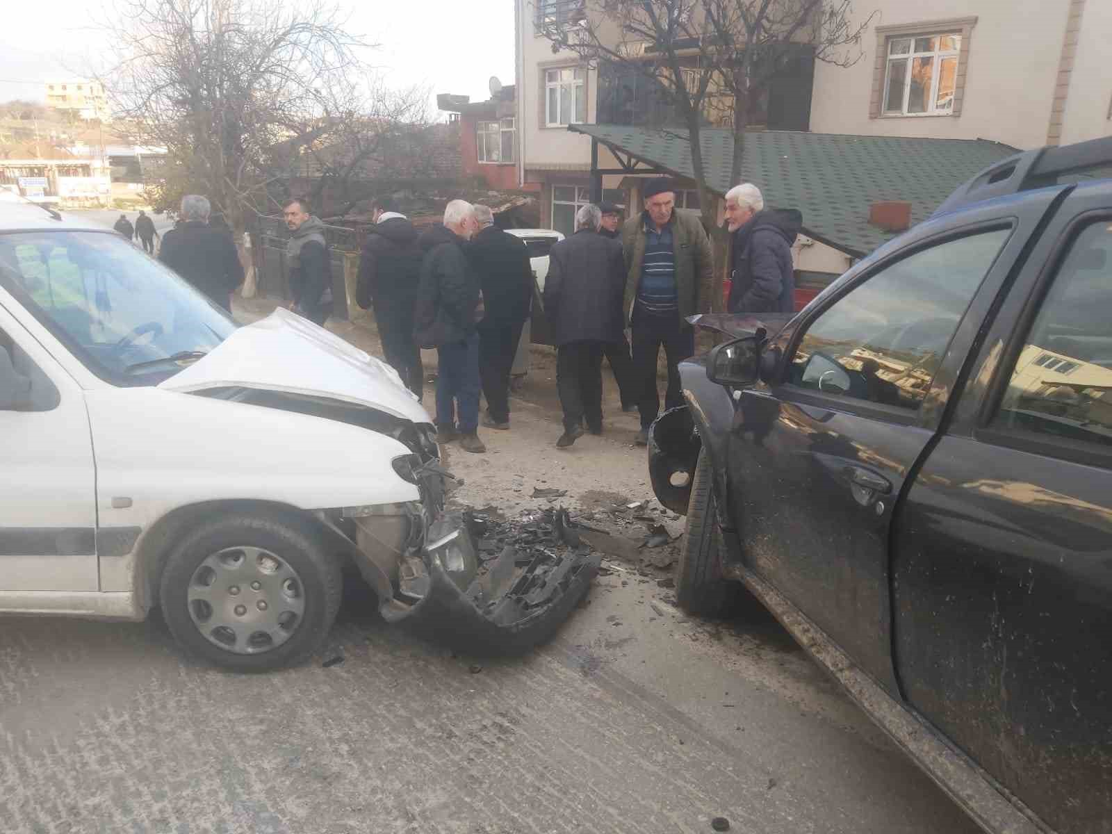 İznik’te otomobiller kafa kafaya çarpıştı: 2 yaralı