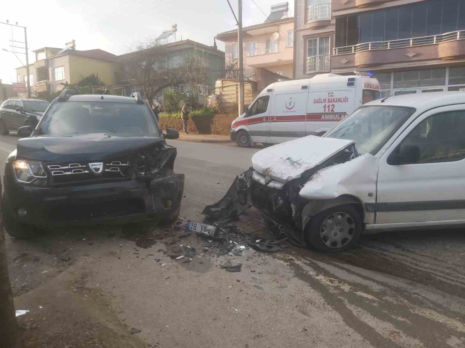 İznik’te otomobiller kafa kafaya çarpıştı: 2 yaralı