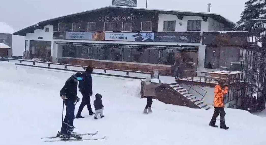 Uludağ’da beklenen kar yağışı başladı