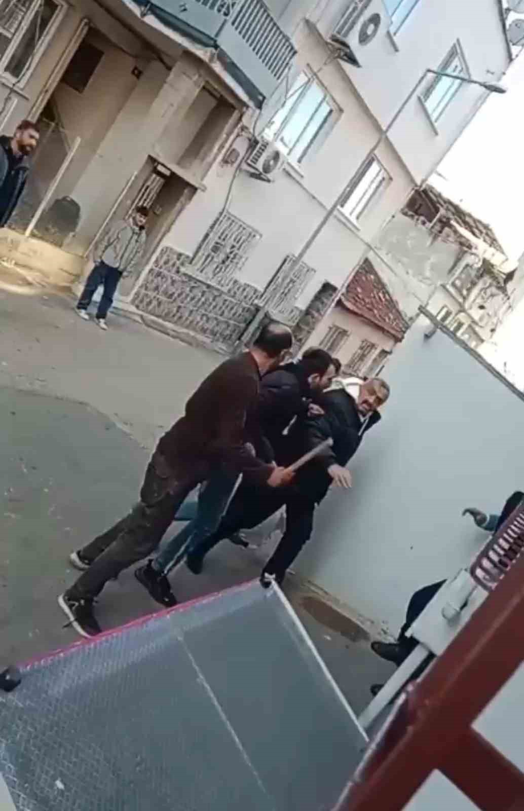 Bursa’da sopalarla öldüresiye dövdüler