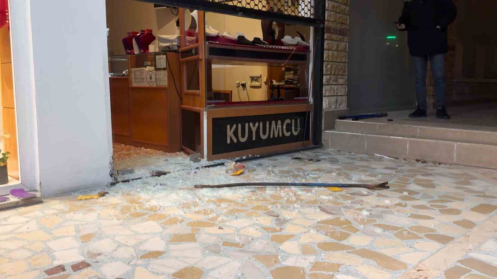 Bursa’da kuyumcu soygunu: 500 bin lira değerindeki altınları çaldılar