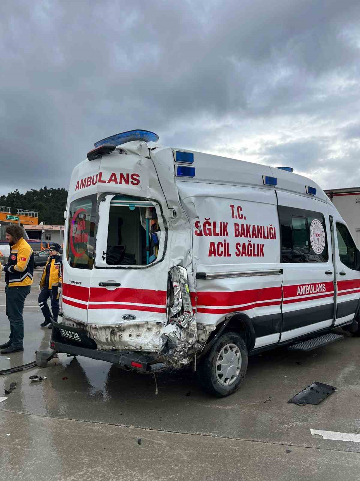 Bursa’da hastaneden dönen ambulansa tır çarptı