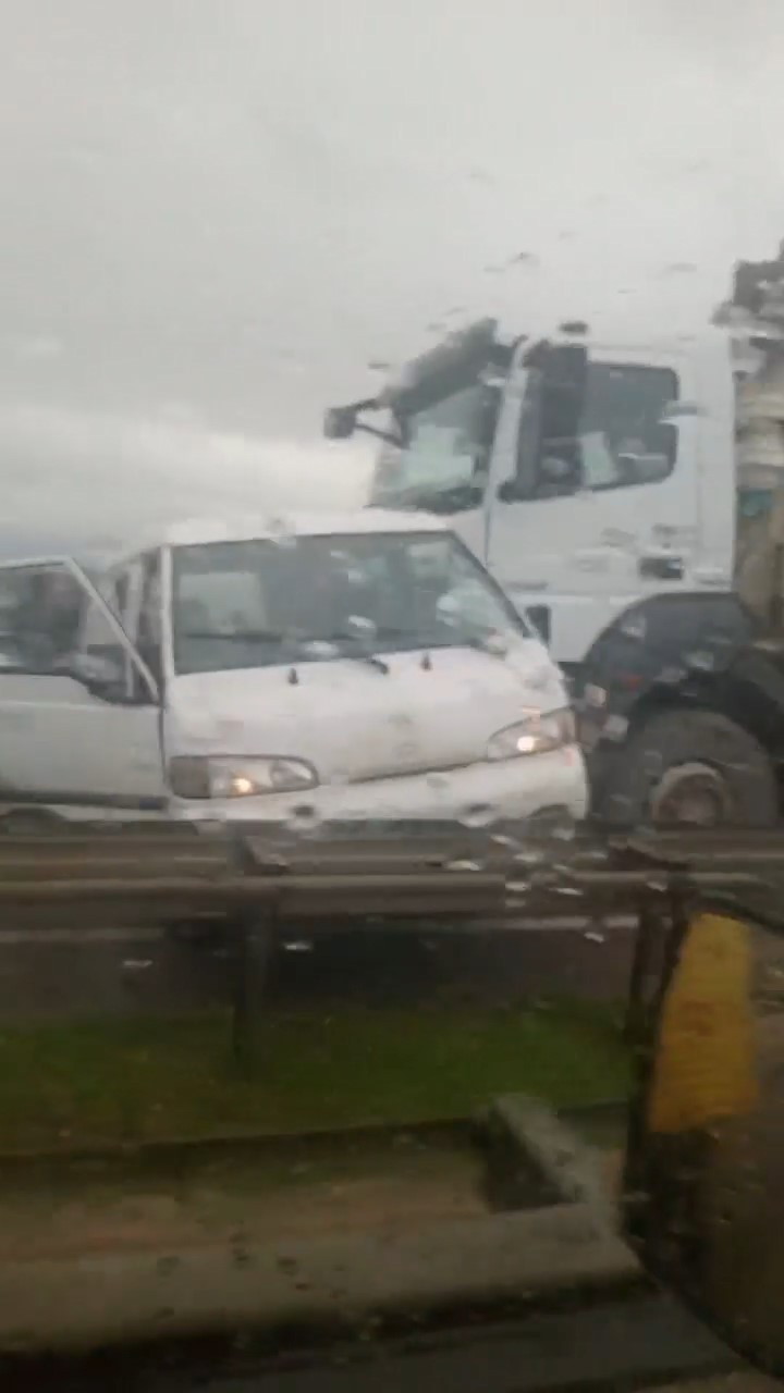 Bursa’da yağışlı havada duramayan kamyon zincirleme kazaya sebep oldu: 4 yaralı