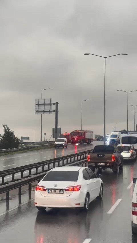 Bursa’da yağışlı havada duramayan kamyon zincirleme kazaya sebep oldu: 4 yaralı