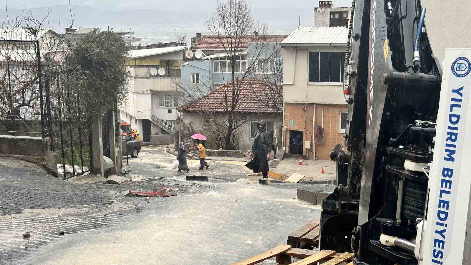 Bursa’da şiddetli yağış sonrası yollar dereye döndü, evleri su bastı