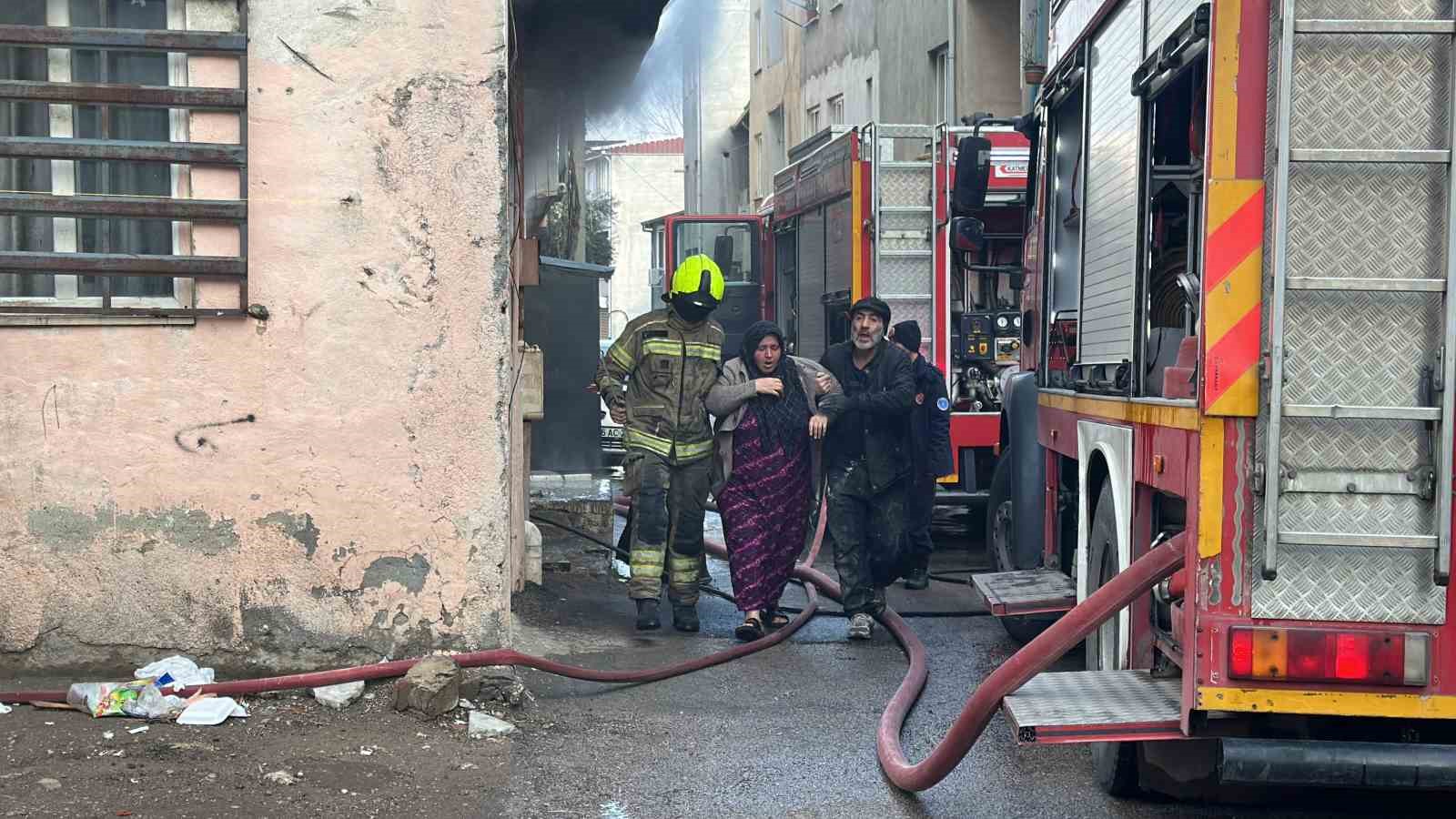 Bursa’da yangında can pazarı... 2’si çocuk 4 kişi son anda kurtarıldı