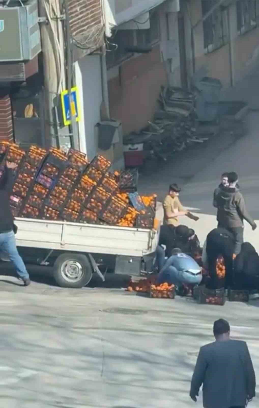 Bursa’da kamyonetten dökülen mandalinalar için herkes seferber oldu