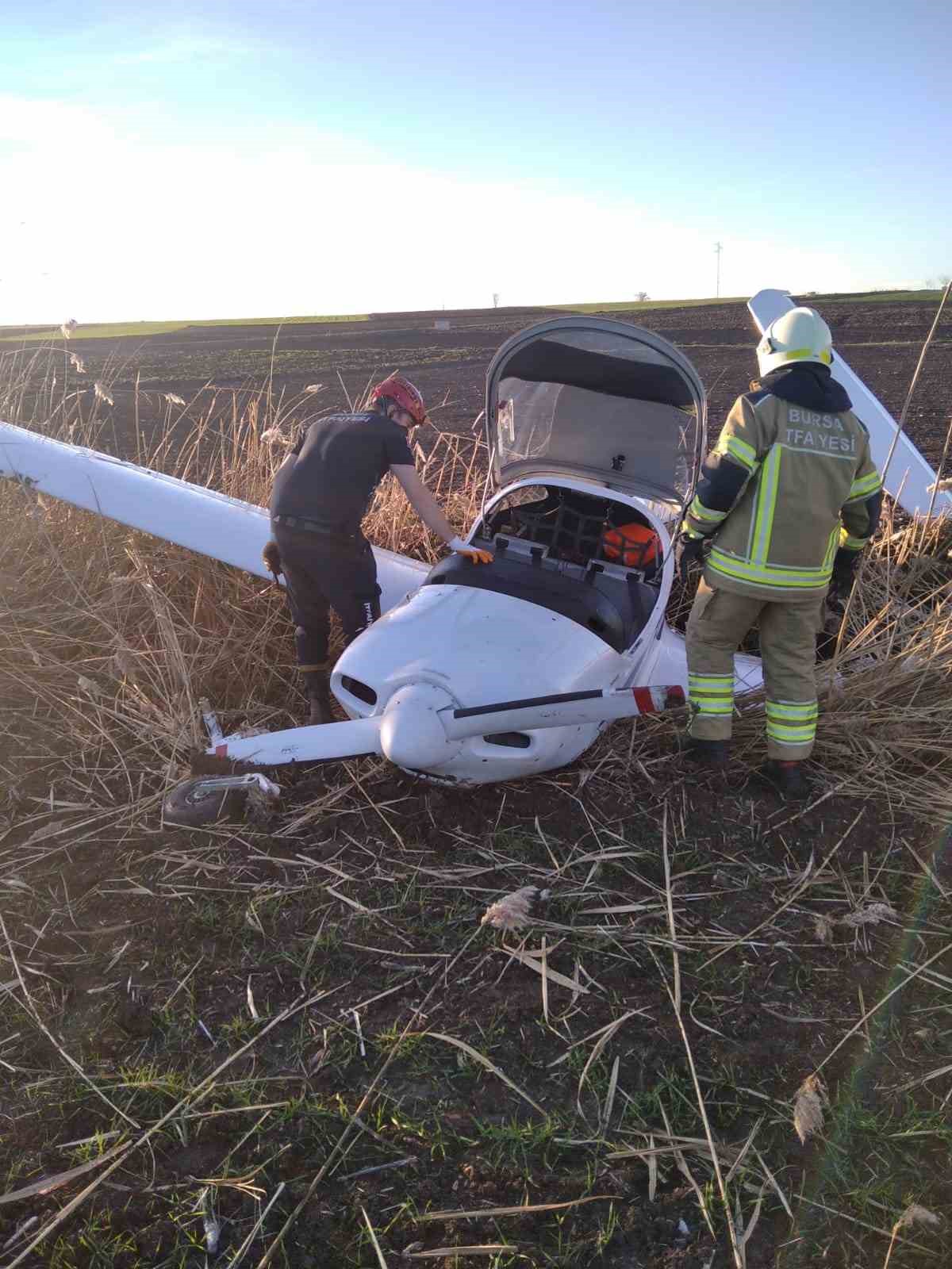 Bursa’da eğitim uçağı mecburi iniş yaptı...Pilot hafif yaralı