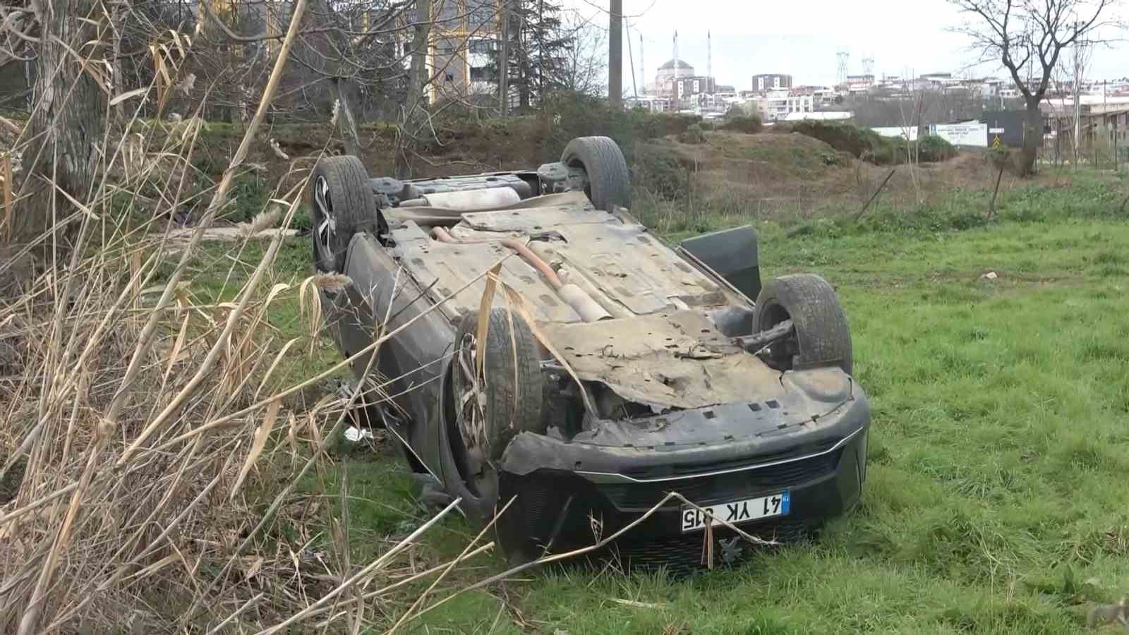 Keskin virajı fark edemedi, tarlaya uçtu