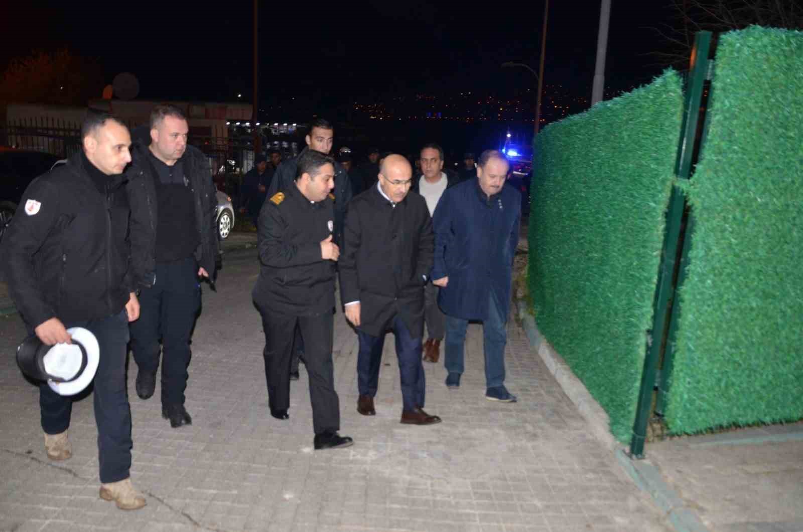 Bursa Valisi Demirtaş, yeni yıla kontrol noktasındaki polis ve askerler ile girdi