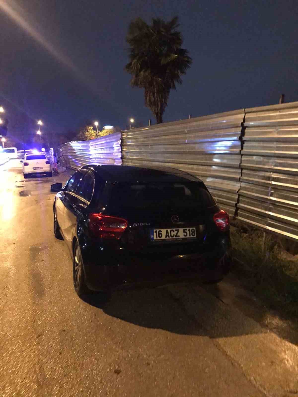 Bursa’da yağış sonrası yol çöktü : 4 araç hasar gördü