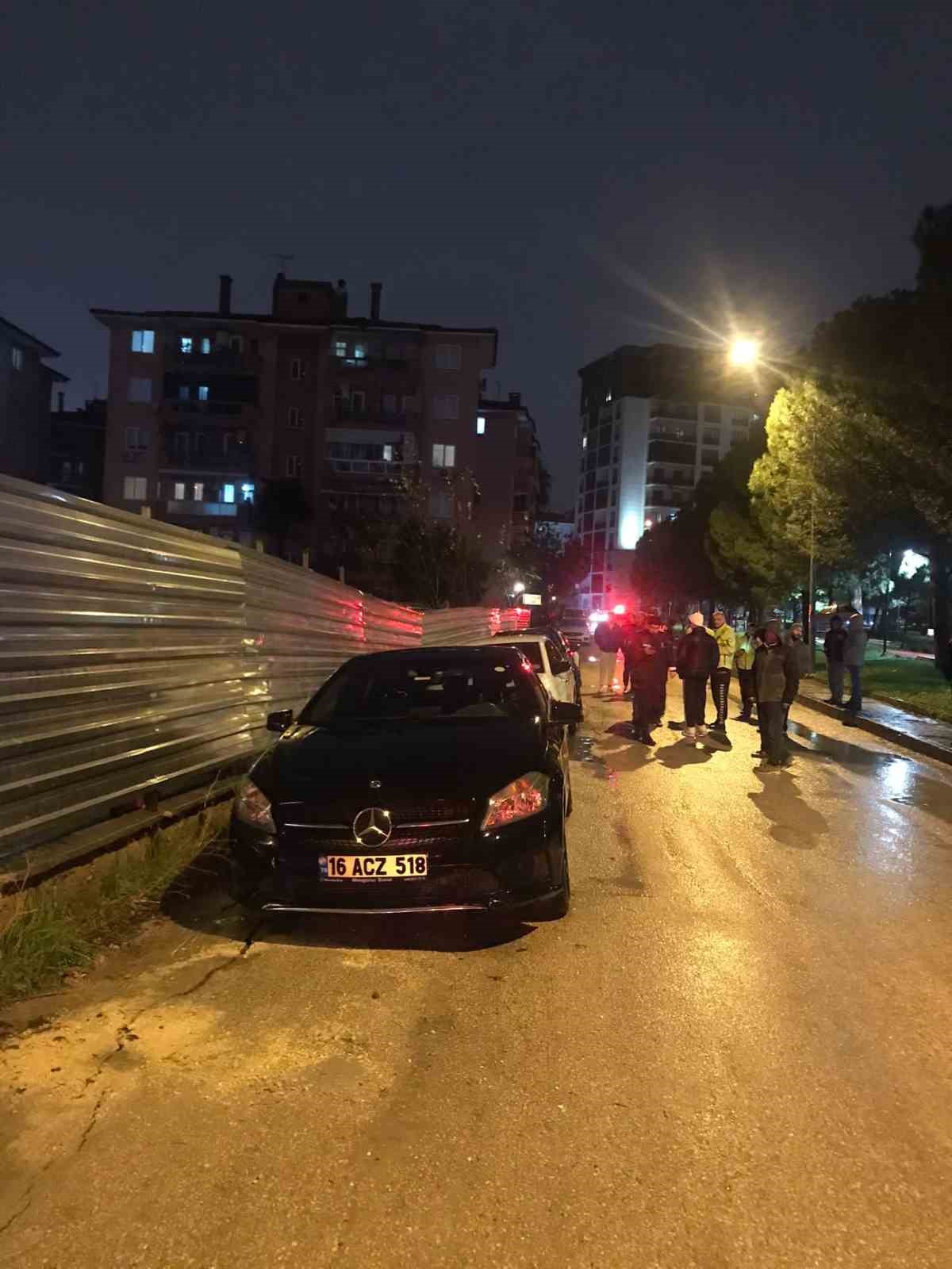 Bursa’da yağış sonrası yol çöktü : 4 araç hasar gördü