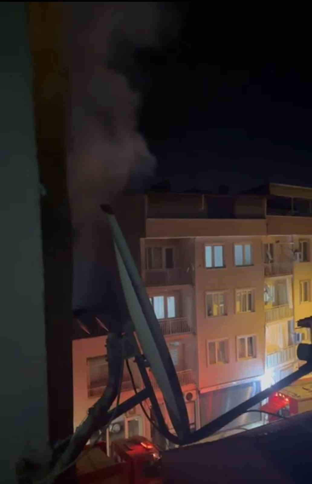 Bursa’da apartmanın çatısı alev alev yandı