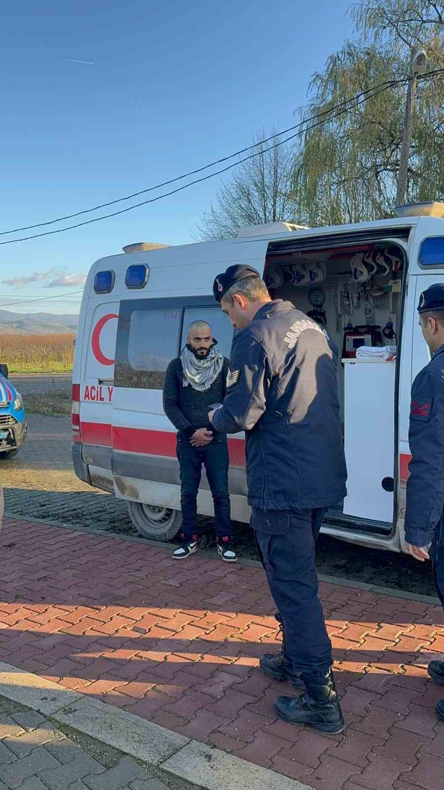 (Özel) Bursa’da tarlada çalışan kaçak göçmen kıskıvrak yakalandı