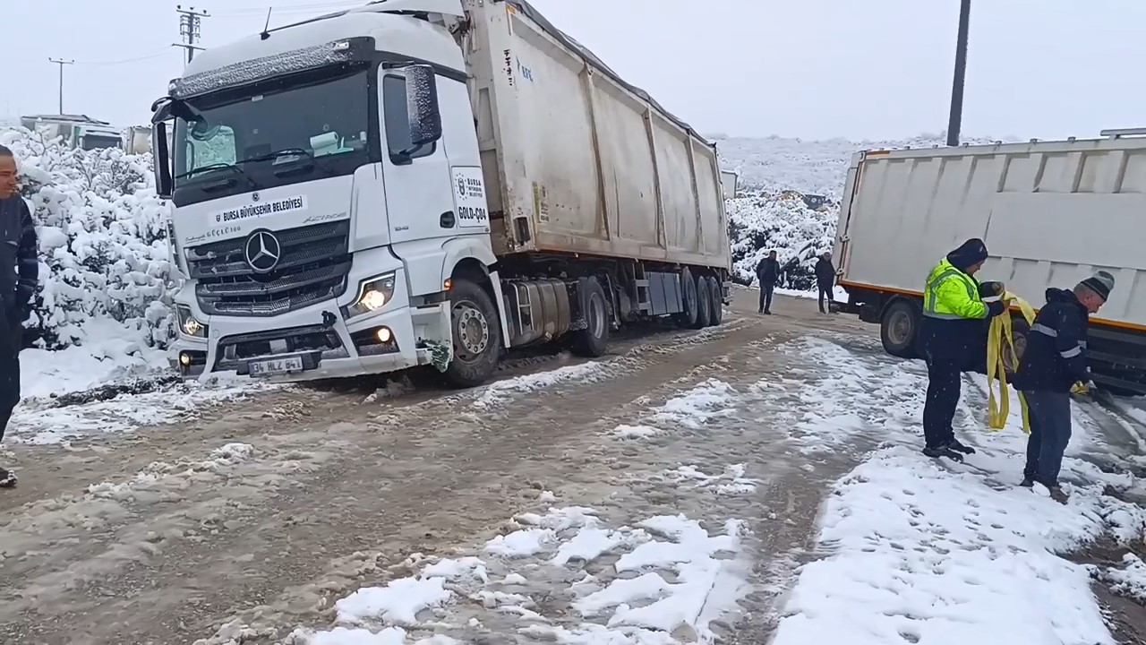 Bursa’da kar yağışı sonrası tırlar yolda kaldı