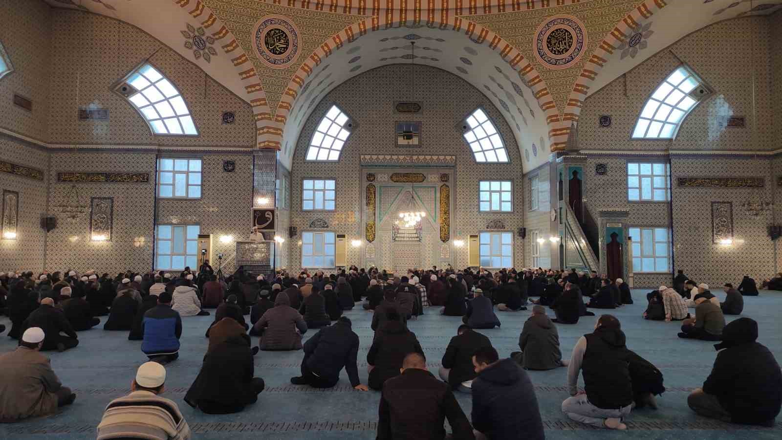 Bursa’da camilerde şehitler için dua edildi