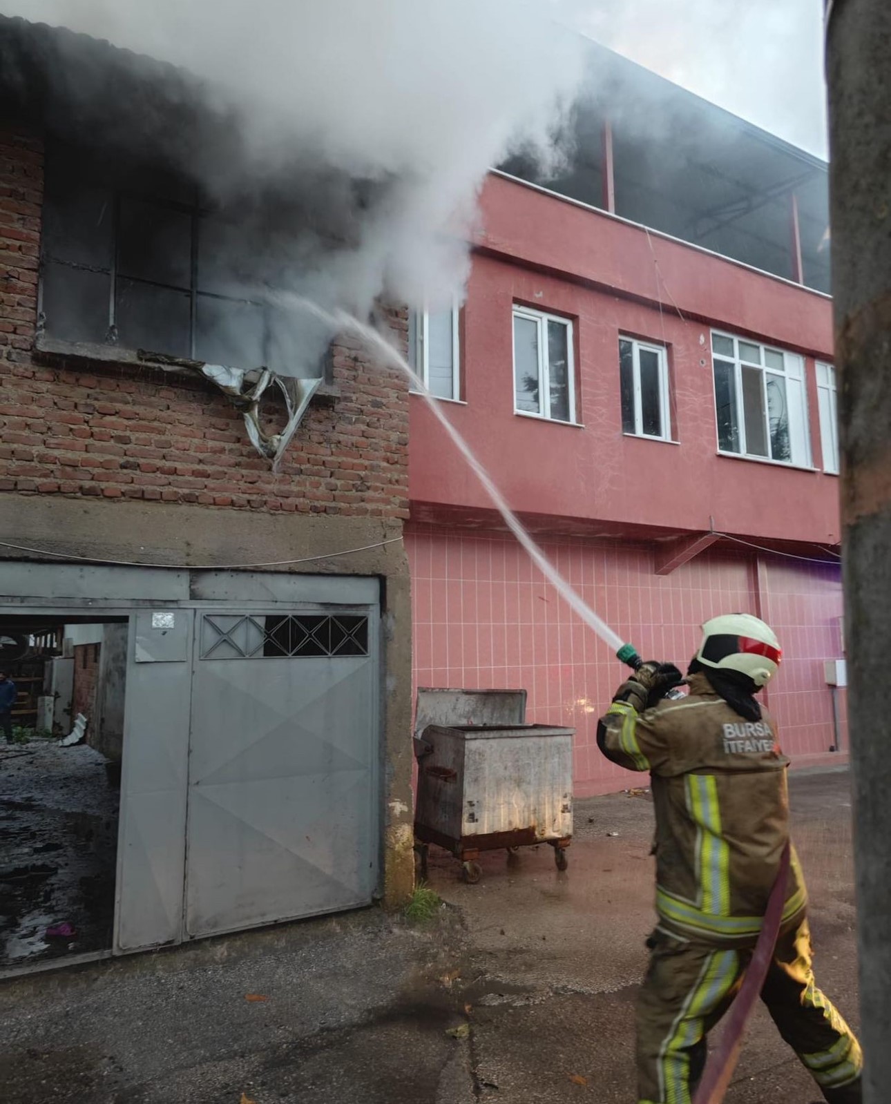Bursa’da iki katlı müstakil ev alev alev yandı