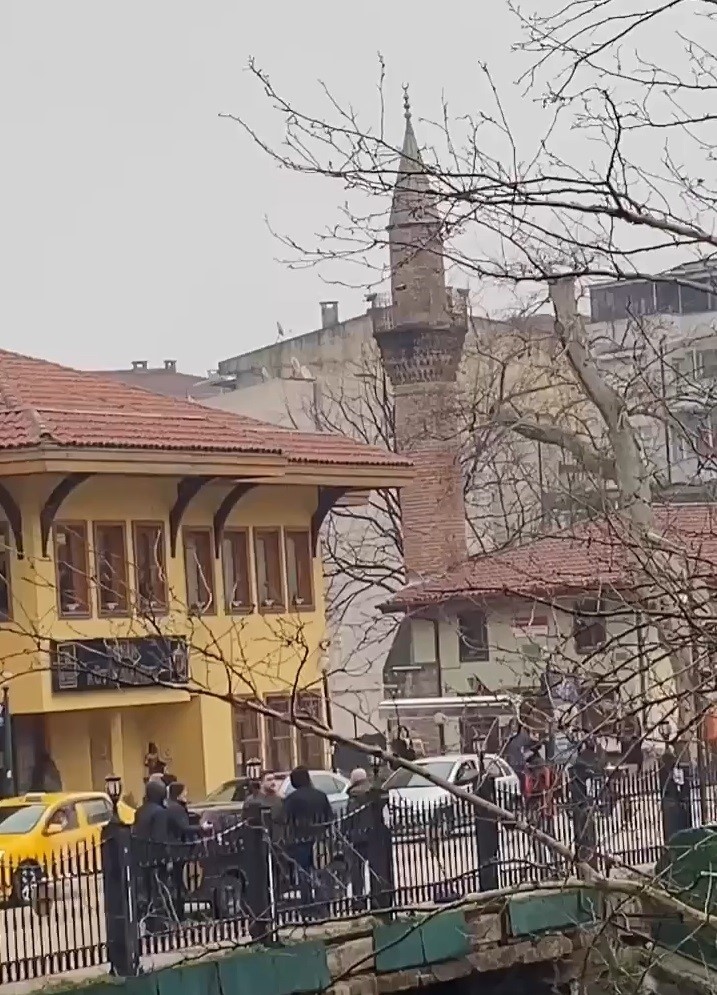 Bursa’da yaya ile sürücünün yol verme kavgası kamerada
