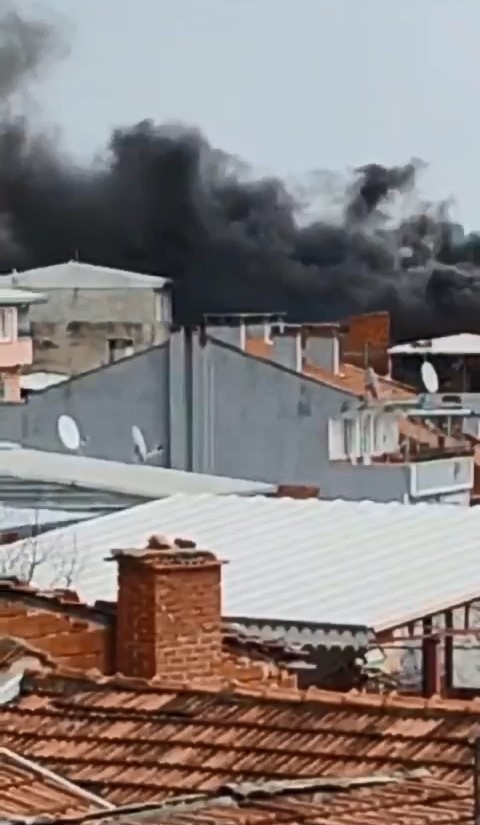 Bursa’da çatı yangını mahalleliyi ayağa kaldırdı