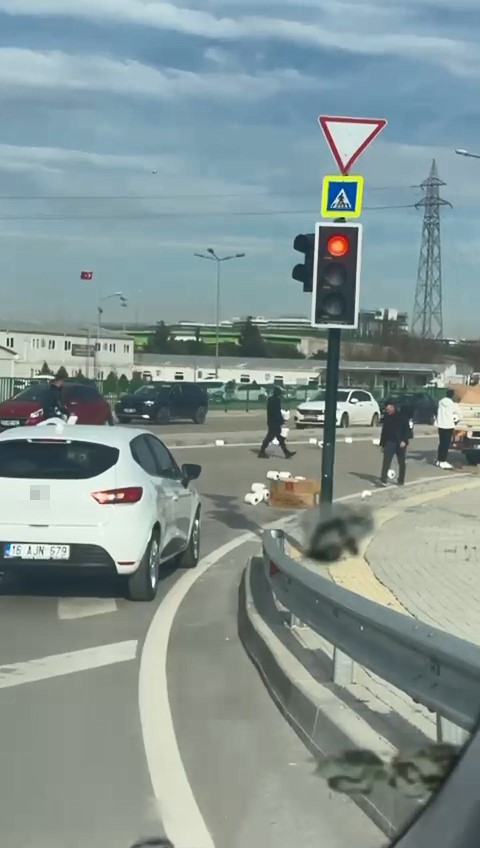 Bursa’da sürücüler yere dökülen malzeme için seferber oldu