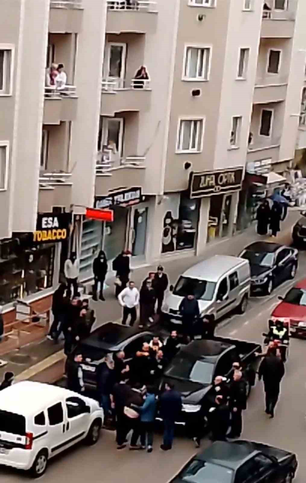 Bursa’da iki kişi arasında çıkan kavgayı mahalle sakinleri ayırdı