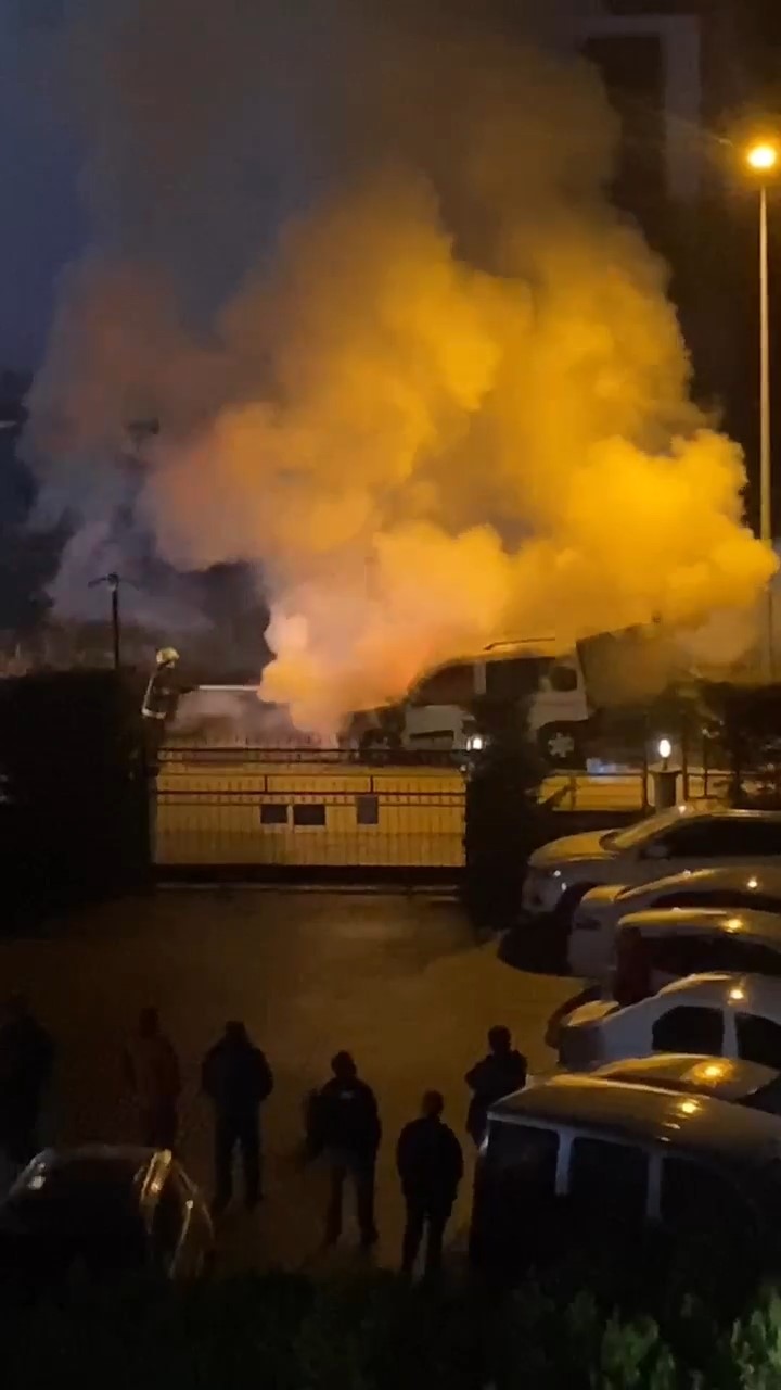 Bursa’da park halindeki hafif ticari araç alev alev yandı