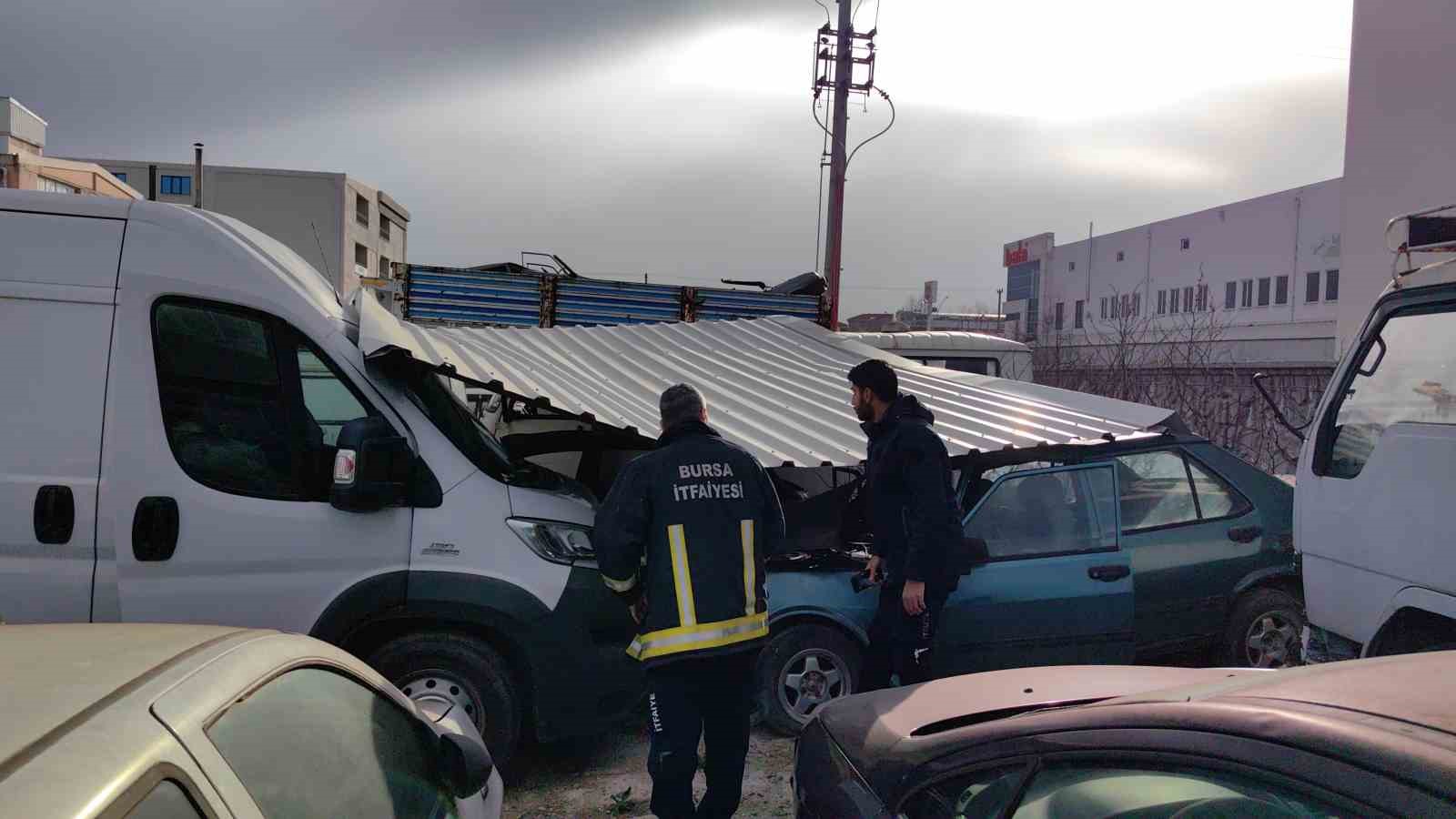 Lodosta uçan fabrika çatısı yediemin otoparkındaki araçlara zarar verdi